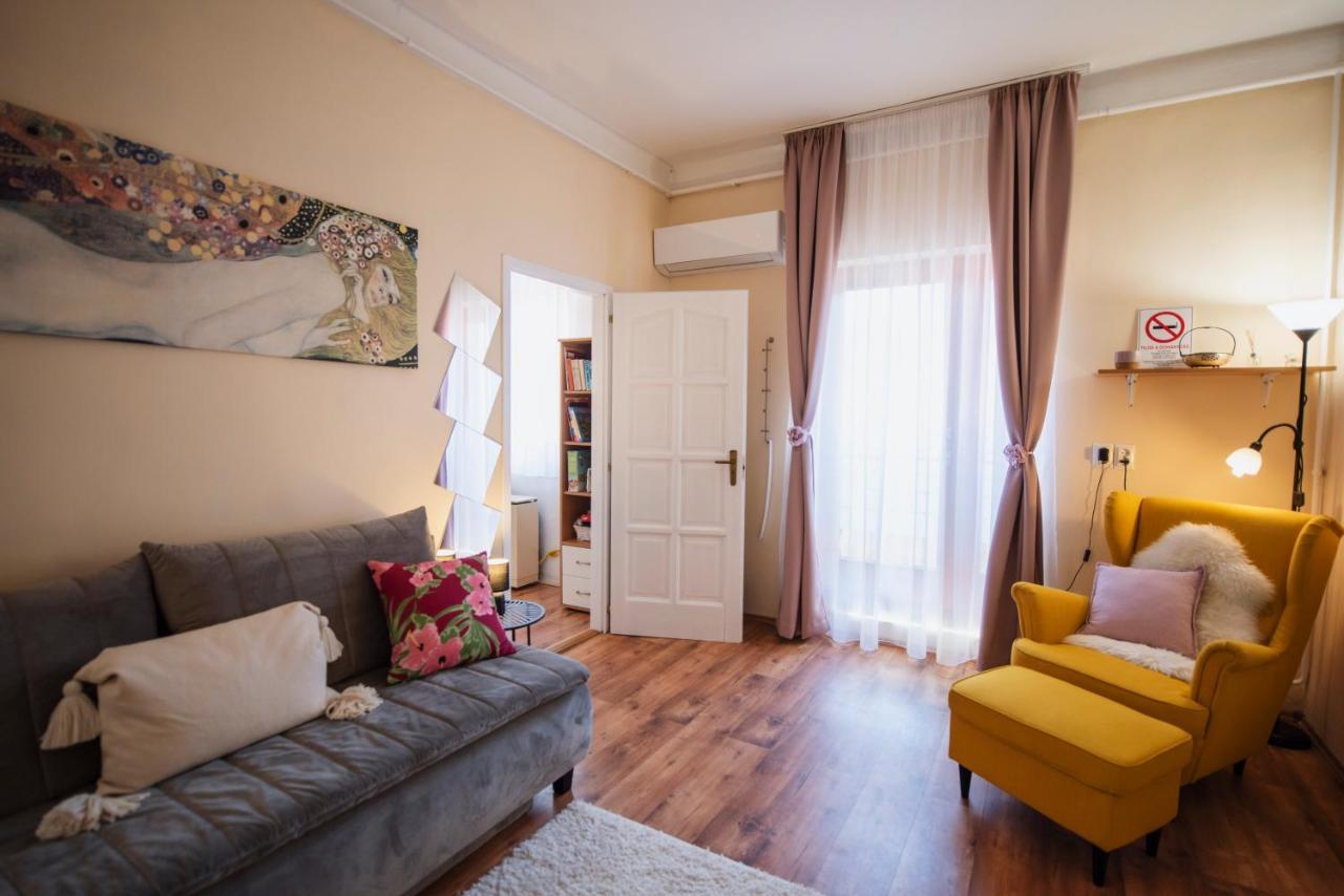 Appartement Heart of Pécs apartman free parking Extérieur photo