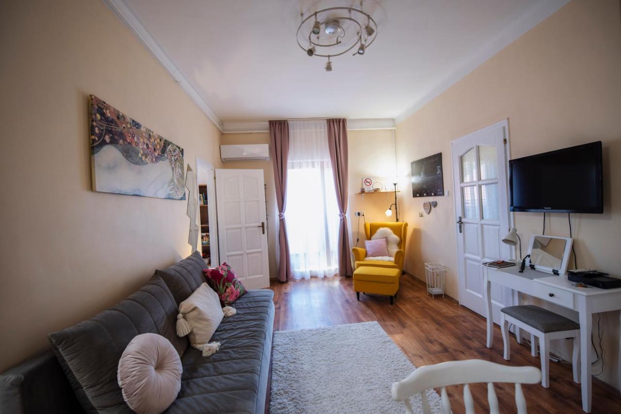 Appartement Heart of Pécs apartman free parking Extérieur photo